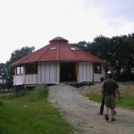 Maison octogonale avec toiture en sequoia